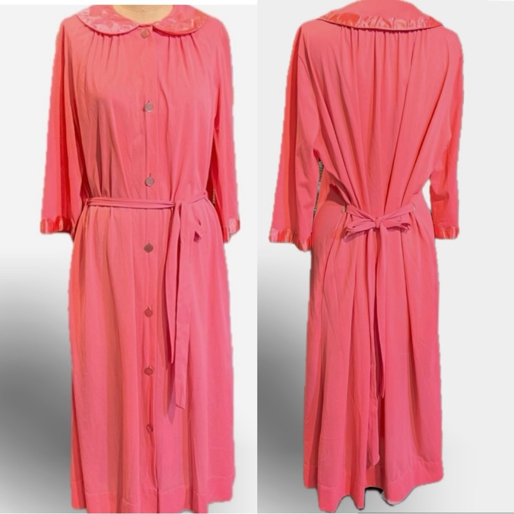 Vintage 60s 70s coral strawberry pink silky housecoat robe‎ button front MOD